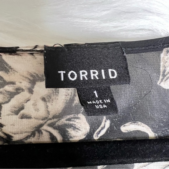 Torrid Black Floral Sheer Blouse Size 1 - Picture 3 of 5
